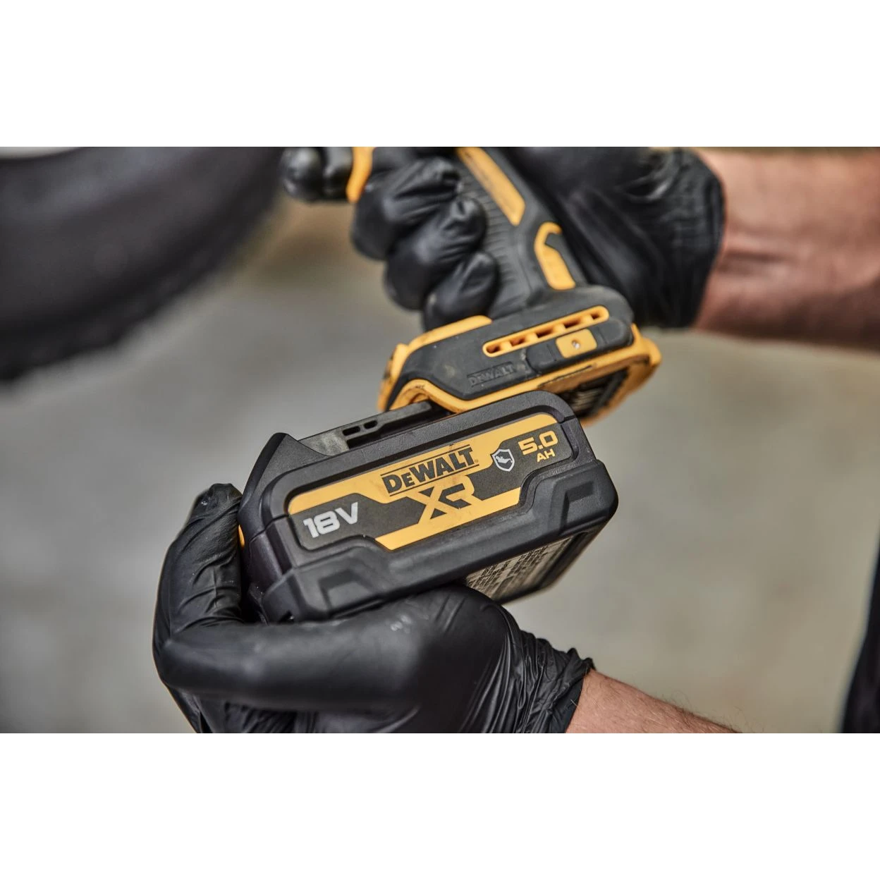 Аккумулятор DEWALT DCB184 — изображение 4